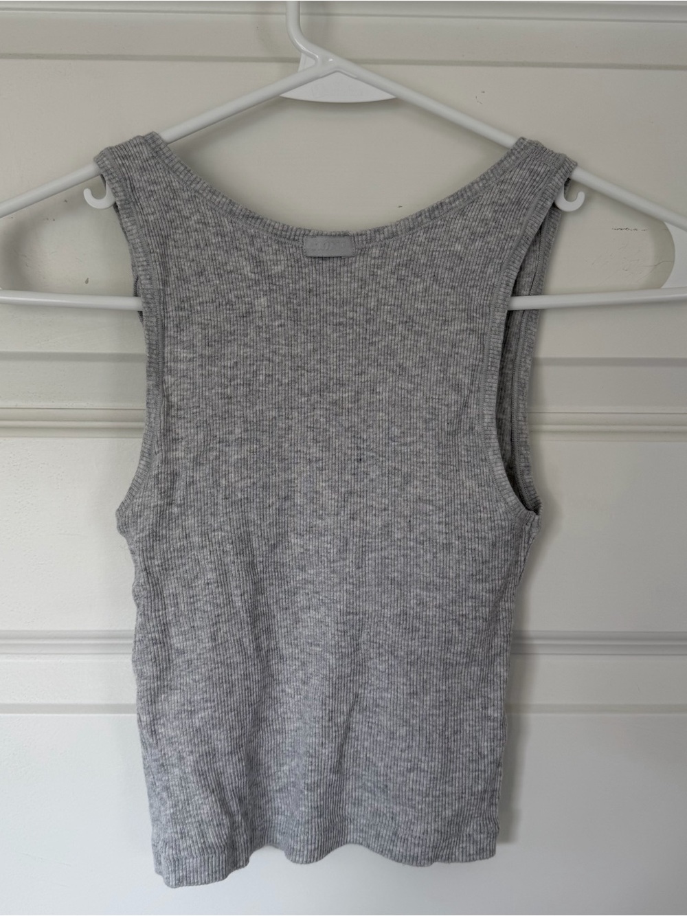 SKIMS Ribbed Scoop Neck Tank Top - Gray - Picture 3 of 3